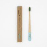 Cepillo de dientes de bambú violeta